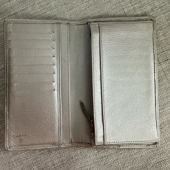 CHANEL Camelia Wallet Leather Silver CC - Picture 4 of 11